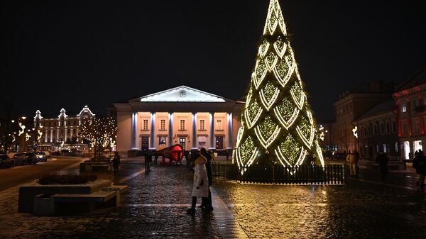 Рождественская елка на Ратушной площади в Вильнюсе - Sputnik Латвия
