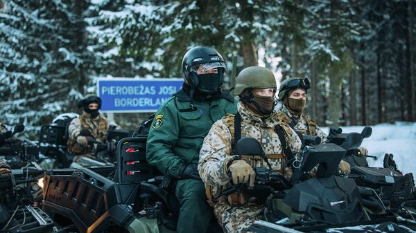 Латвийские пограничники патрулируют латвийско-белорусскую границу на квадроциклах - Sputnik Латвия