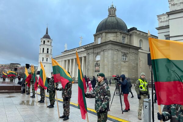 На фото: солдаты с литовским триколором на Кафедральной площади в Вильнюсе. - Sputnik Латвия