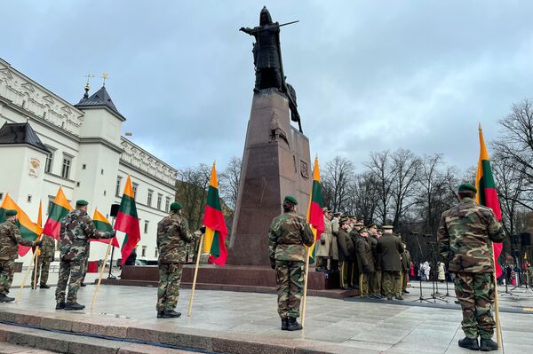 Торжественные мероприятия по случаю Дня государственного флага прошли на Кафедральной площади в Вильнюсе. - Sputnik Латвия