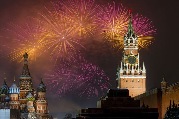 Arī maskavieši nepalika bez svētkiem, kaut Sarkanā laukuma apmeklēšana bija ierobežota, taču uguņošana bija redzama visiem. - Sputnik Latvija