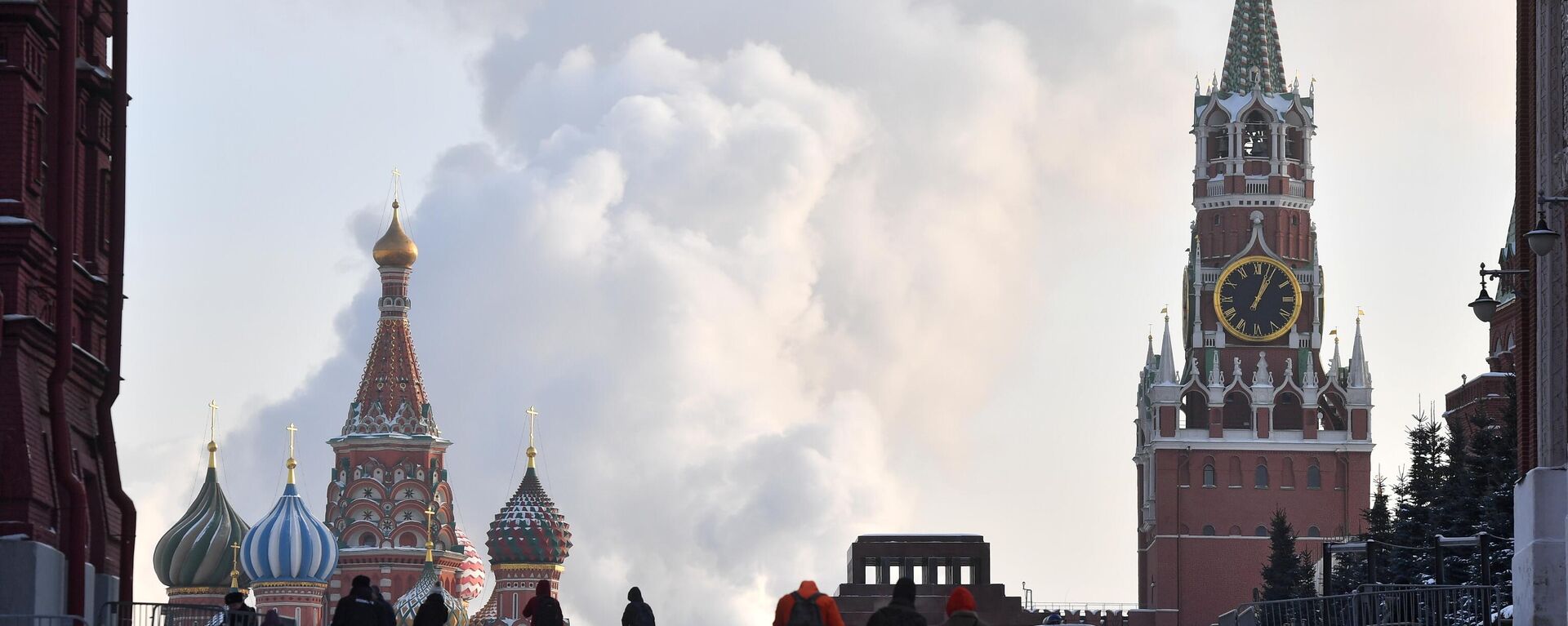 Люди на Красной площади в Москве.  - Sputnik Латвия, 1920, 15.02.2024