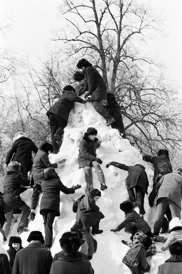 Bērni rāpjas sniega kalniņā Rjazaņā, 1979. gads - Sputnik Latvija
