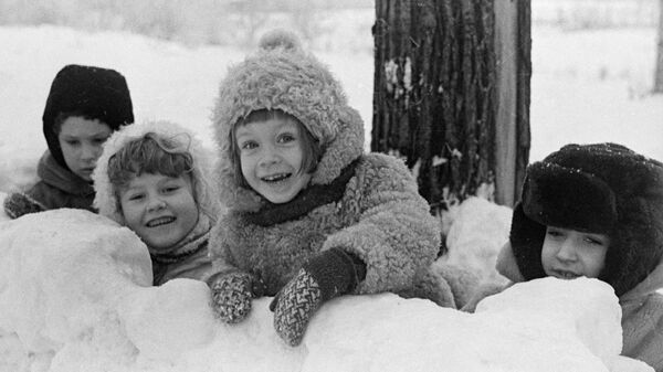 Bērni pašu būvētā sniega cietoksnī, 1978. gads  - Sputnik Latvija