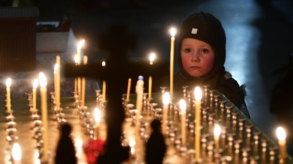 Верующие во время Рождественского богослужения в Святотроицком кафедральном соборе в Екатеринбурге - Sputnik Латвия