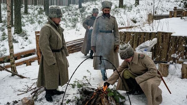 Рижские реконструкторы собрались на восстановленных позициях латышских стрелков в Тирельских лесах под Ригой - Sputnik Латвия