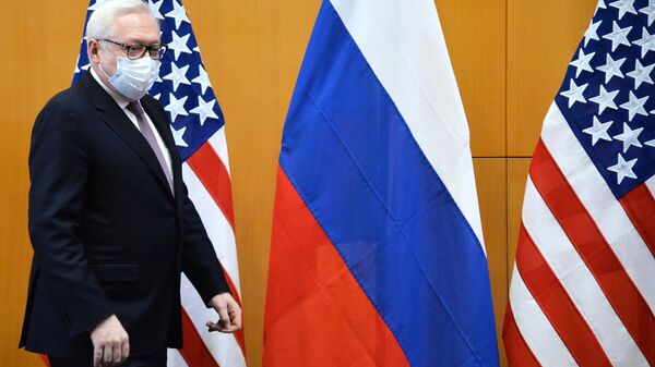 Заместитель министра иностранных дел РФ Сергей Рябков во время переговоров по безопасности между США и Россией в Женеве - Sputnik Латвия