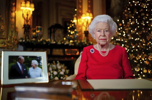 Lielbritānijas karaliene Elizabete II ieraksta apsveikumu ikgadējā Ziemassvētku translācijā Vindzoras pilī - Sputnik Latvija