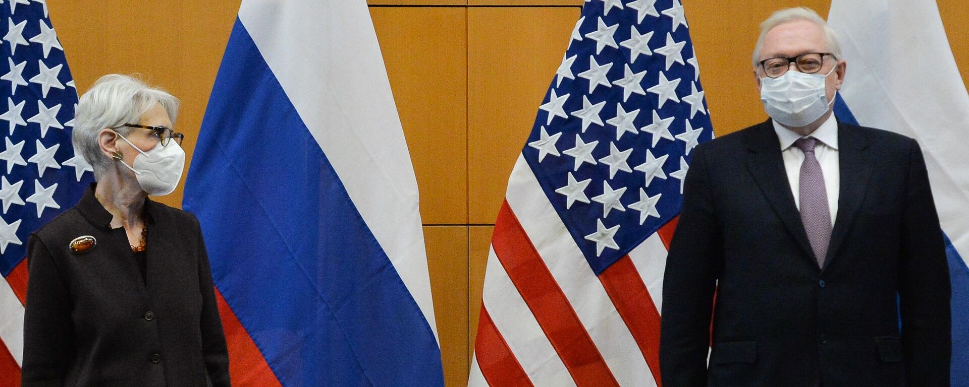 Замглавы МИД РФ Сергей Рябков (справа) и первый замгоссекретаря США Уэнди Шерман во время переговоров по безопасности в Женеве - Sputnik Латвия, 1920, 12.01.2022
