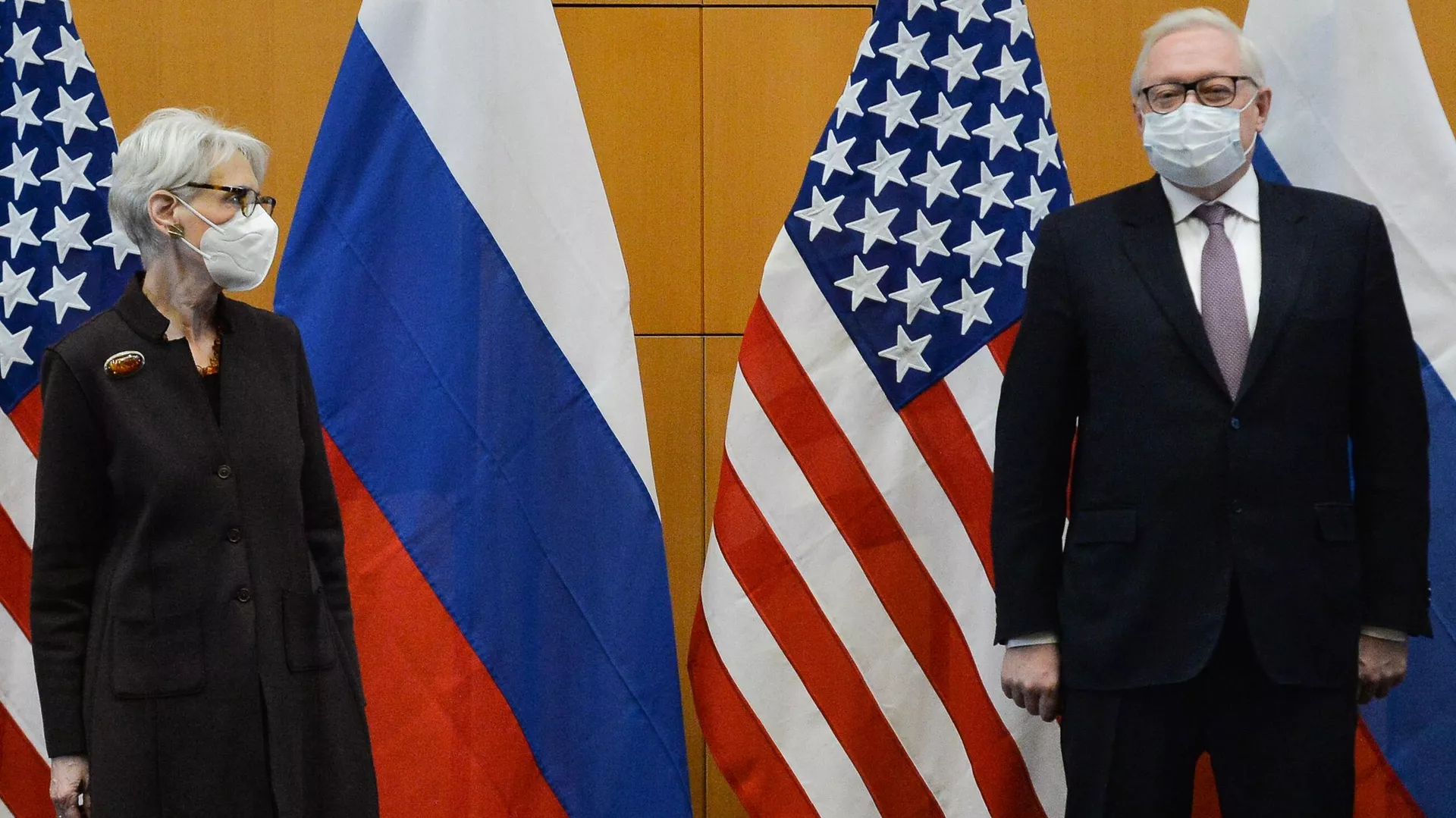 Замглавы МИД РФ Сергей Рябков (справа) и первый замгоссекретаря США Уэнди Шерман во время переговоров по безопасности в Женеве