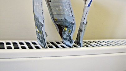 Радиатор отопления и банкноты евро 