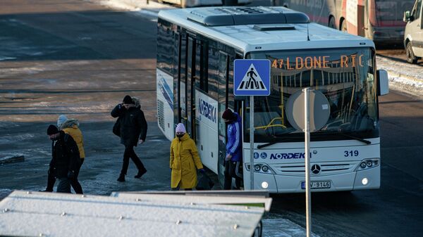 Междугородний автобус привез пассажиров на Рижский международный автовокзал - Sputnik Латвия