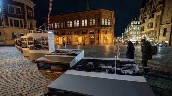 В Риге на Домской площади ветер опрокинул несколько стендов на фотовыставке, посвященной Дню памяти защитников баррикад 1991 года  - Sputnik Латвия