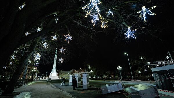 В Риге на площади у памятника Свободы ветер опрокинул несколько стендов на фотовыставке, посвященной Дню памяти защитников баррикад 1991 года - Sputnik Latvija