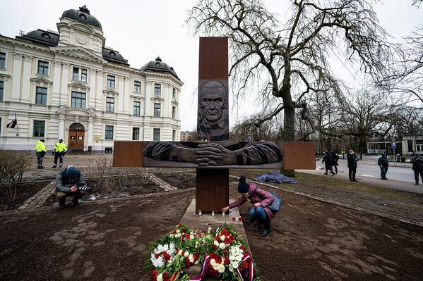 В Риге прошло торжественное открытие памятника борцу за независимость Латвии Гунарсу Астре. - Sputnik Латвия