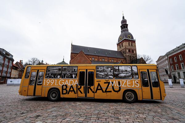 В День памяти баррикад, 20 января, на Домской площади разместили фотовыставку и автобус &quot;Икарус&quot;. - Sputnik Латвия