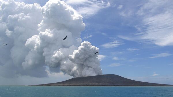 Извержение вулкана на одном из островов Тонга. Январь 2015 - Sputnik Latvija