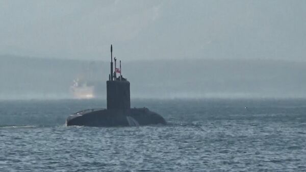 Пуск крылатой ракеты «Калибр» экипажем подводной лодки «Волхов» ТОФ из подводного положения в Японском море - Sputnik Latvija