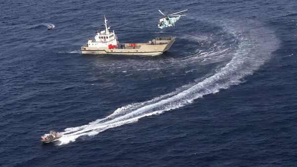 Военный корабль и вертолет во время совместных военно-морских учениях ВМС Ирана, Китая и России в северной части Индийского океана - Sputnik Latvija