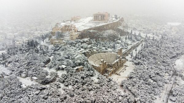 Храм Парфенон на вершине Акрополя во время сильного снегопада в Афинах - Sputnik Latvija