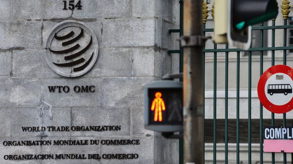 Эмблема Всемирной торговой организации (ВТО) возле здания штаб-квартиры организации в Женеве, архивное фото - Sputnik Латвия