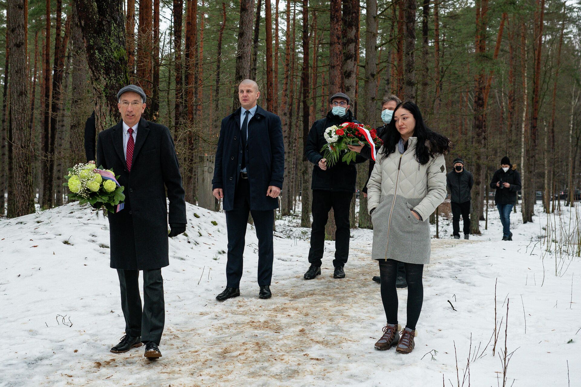 Посол США в Латвии Джон Карвайл (слева) прибыл на памятную церемонию в Международный день памяти жертв Холокоста - Sputnik Латвия, 1920, 28.01.2022