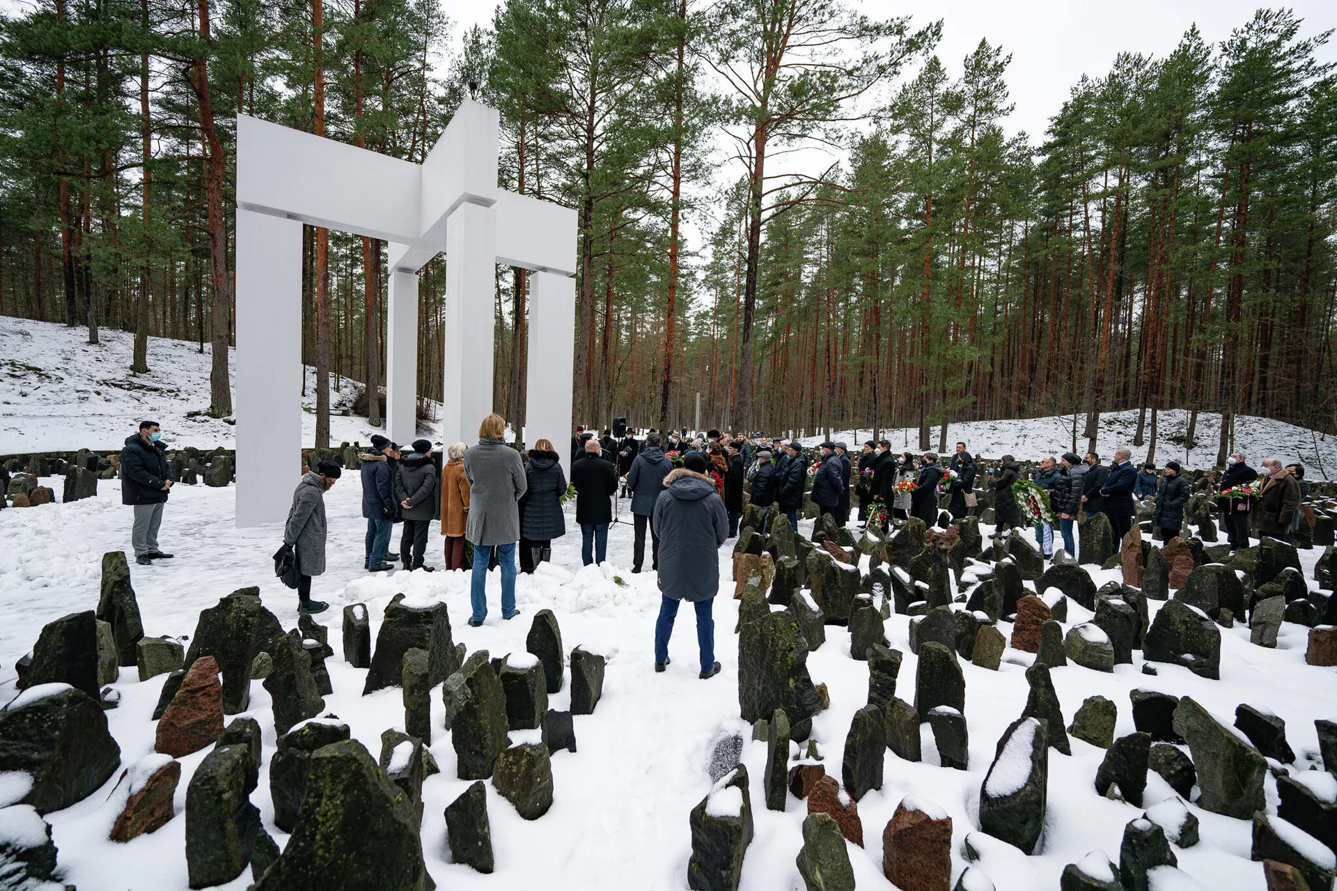 На мемориале в Бикерниекском лесу, на месте массового расстрела евреев в 1941-1944 годах, прошла церемония памяти жертв Холокоста На мемориале в Бикерниекском лесу, на месте массового расстрела евреев в 1941-1944 годах, прошла церемония памяти жертв Холокоста - Sputnik Латвия, 1920, 28.01.2022