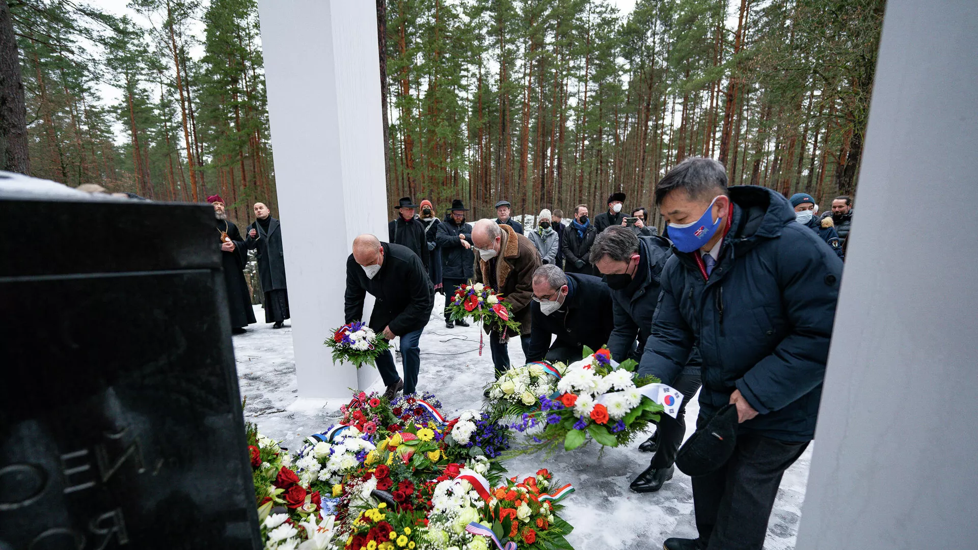 Церемония возложения цветов к мемориалу в Бикерниекском лесу, на месте массового расстрела евреев в 1941-1944 годах, в Международный день памяти жертв Холокоста Церемония возложения цветов к мемориалу в Бикерниекском лесу, на месте массового расстрела евреев в 1941-1944 годах, в Международный день памяти жертв Холокоста - Sputnik Латвия, 1920, 28.01.2022