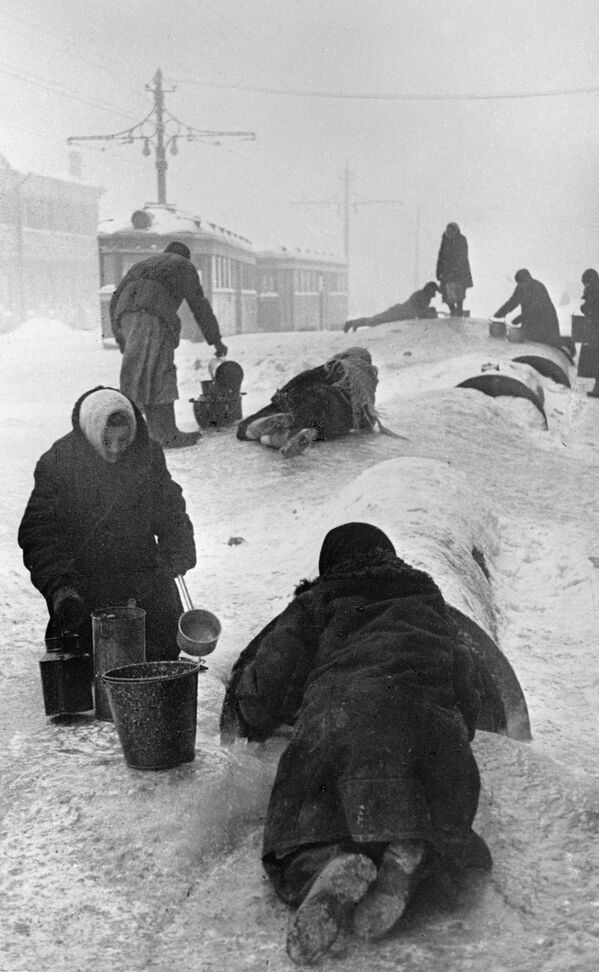 Līdz 1941. gada decembrim pārtikas krājumi gandrīz izsīka, piegādes nebija. Šajā laikā būtiski ierobežoja maizes devas. Ļeņingradieši ieradušies pēc ūdens pie sabojātā ūdensvada uz apledojušas ielas - Sputnik Latvija