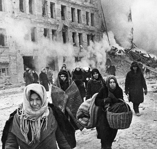 Жители блокадного Ленинграда выходят из бомбоубежища после отбоя тревоги - Sputnik Латвия