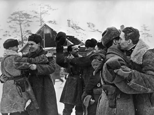 Satiekas karavīri no Ļeņingradas un Volhovas frontēm 1943. gada 18. janvārī. Šajā laikā sarkanarmieši izsita plaisu vāciešu aizsardzībā un daļēji vājināja blokādi. Atbrīvot pilsētu izdevās tikai gadu vēlāk – 1944. gada 27. janvārī - Sputnik Latvija