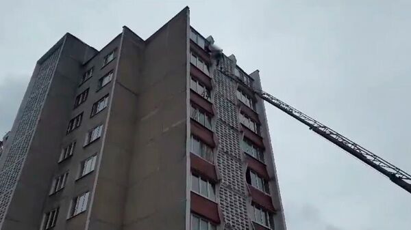 Ugunsdzēsēji izglābuši zirnekļcilvēku, kurš rāpās augstceltnē - Sputnik Latvija