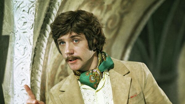 Леонид Куравлев в роли вора-домушника Жоржа Милославского на съемках фильма Иван Васильевич меняет профессию режиссера Леонида Гайдая. - Sputnik Латвия