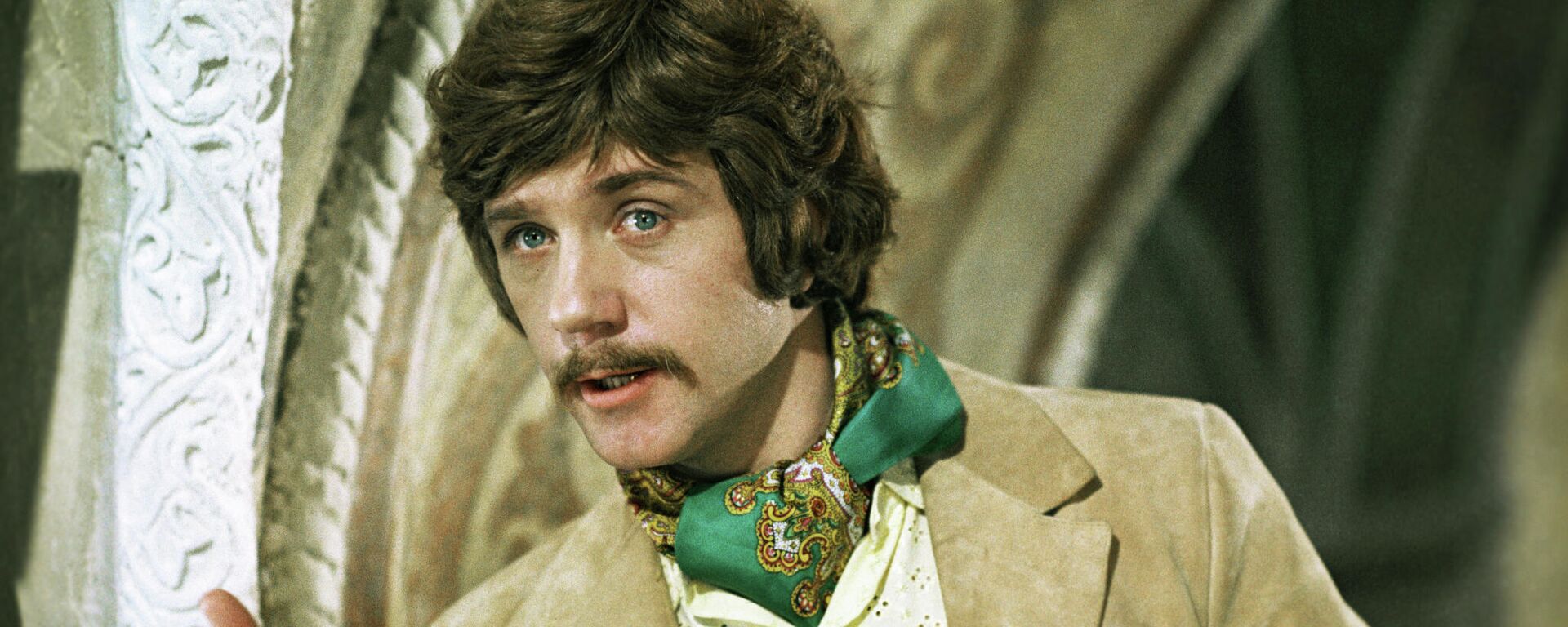 Леонид Куравлев в роли вора-домушника Жоржа Милославского на съемках фильма Иван Васильевич меняет профессию режиссера Леонида Гайдая. - Sputnik Латвия, 1920, 25.09.2025