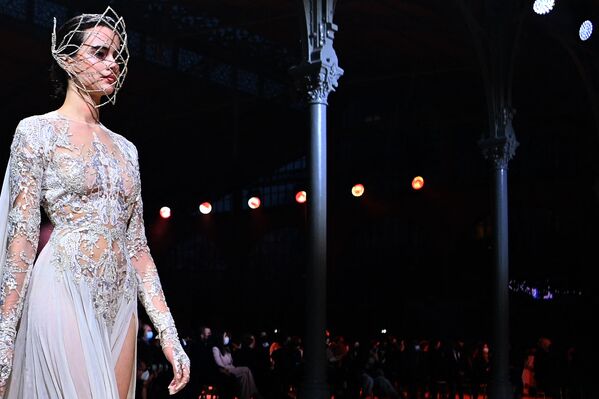 Модель демонстрирует белоснежное платье дизайнера Эли Сааба в Париже. - Sputnik Латвия