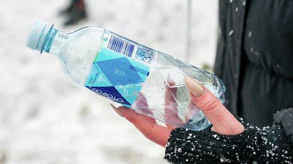 Пустая пластмассовая бутылка с логотипом латвийской системы депозитной тары - Sputnik Latvija