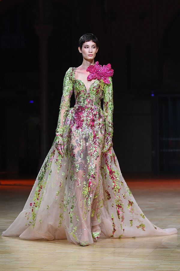 Modele demonstrē modes mākslinieka Elija Sāba balto kleitu Parīzes modes nedēļā. - Sputnik Latvija