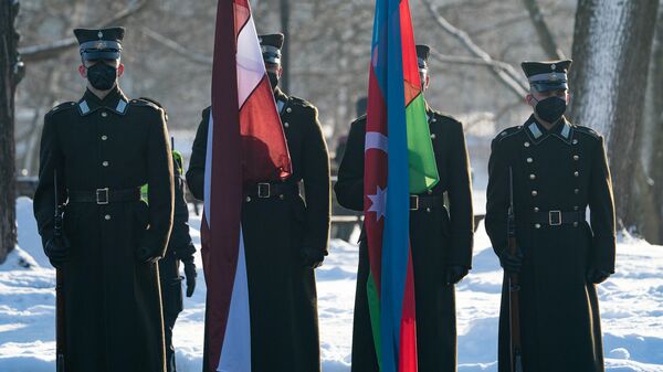 Почетный караул на церемонии возложения цветов к памятнику Свободы в Риге - Sputnik Латвия