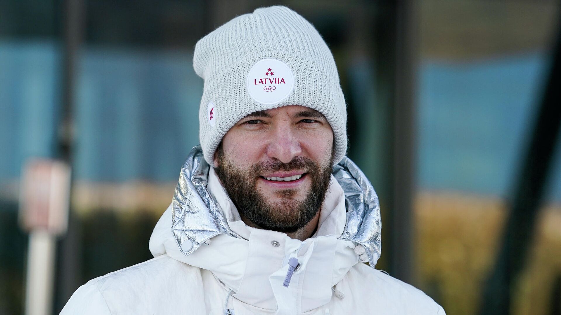 Знаменосец сборной Латвии на зимних Олимпийских играх в Пекине, хоккеист Лаурис Дарзиньш - Sputnik Латвия, 1920, 24.04.2026