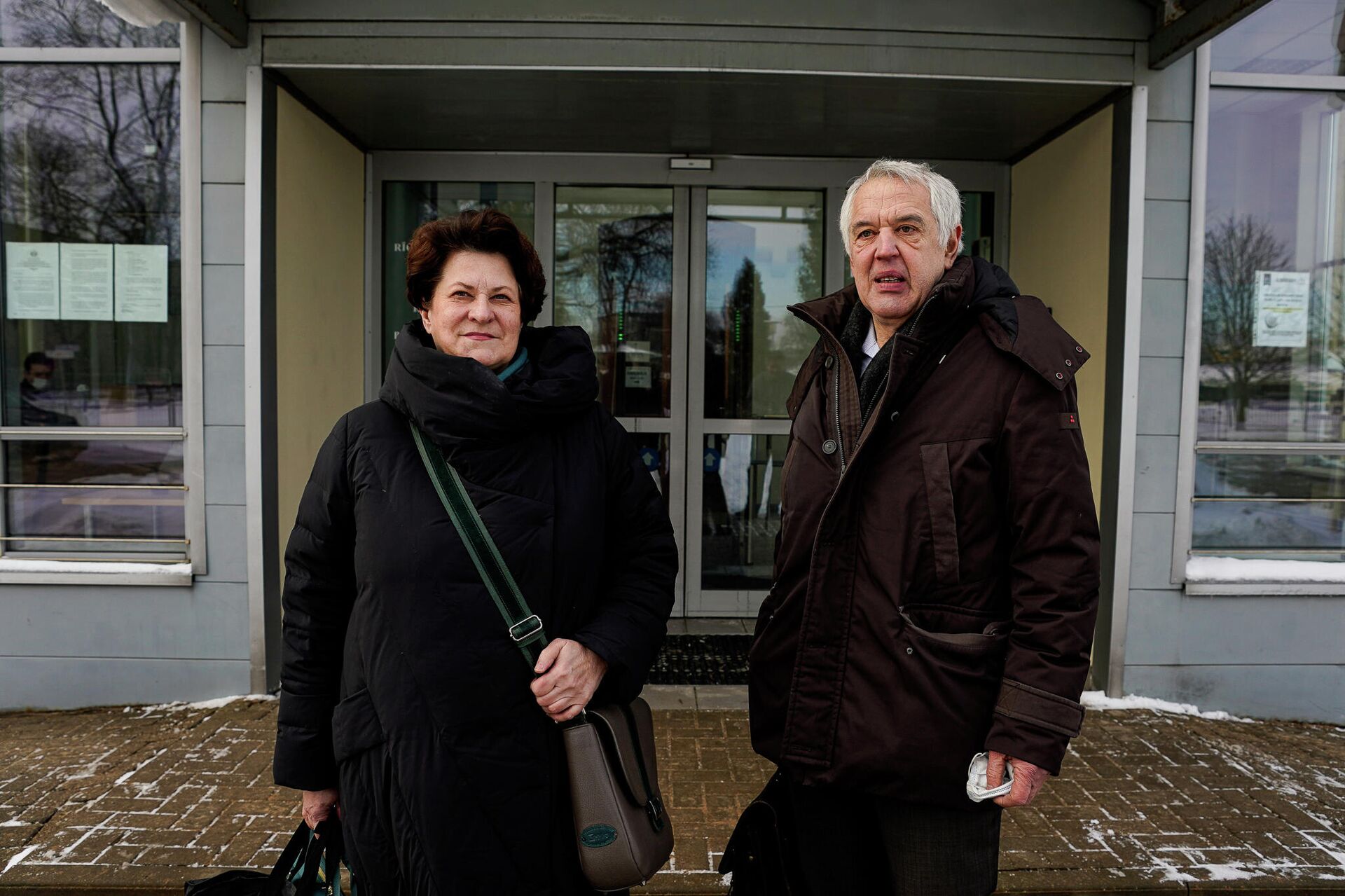 Латвийский правозащитник Александр Гапоненко и адвокат Имма Янсоне у здания Видземского суда в Риге - Sputnik Латвия, 1920, 04.02.2022