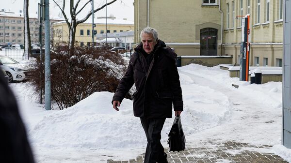 Латвийский правозащитник Александр Гапоненко у здания Видземского суда в Риге - Sputnik Латвия