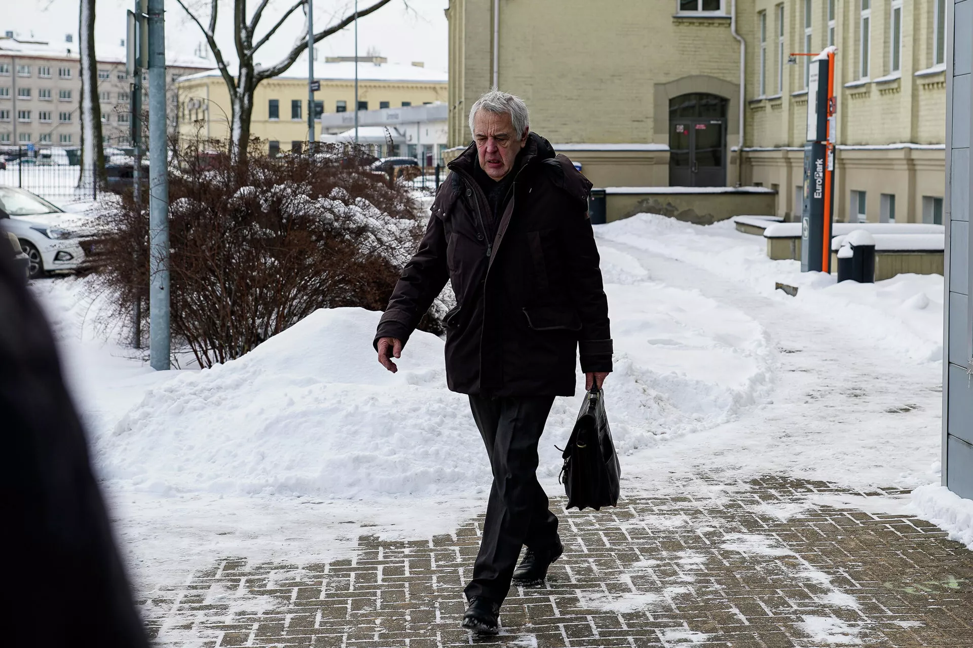 Латвийский правозащитник Александр Гапоненко у здания Видземского суда в Риге - Sputnik Латвия, 1920, 04.02.2022