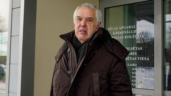 Латвийский правозащитник Александр Гапоненко у здания Видземского суда в Риге - Sputnik Латвия
