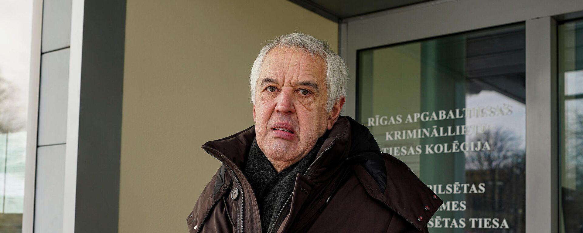 Латвийский правозащитник Александр Гапоненко у здания Видземского суда в Риге - Sputnik Латвия, 1920, 26.03.2025