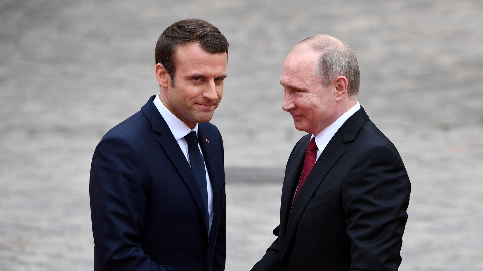 Президент России Владимир Путин и президент Франции Эммануэль Макрон - Sputnik Латвия, 1920, 07.02.2022