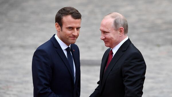 Президент России Владимир Путин и президент Франции Эммануэль Макрон - Sputnik Латвия