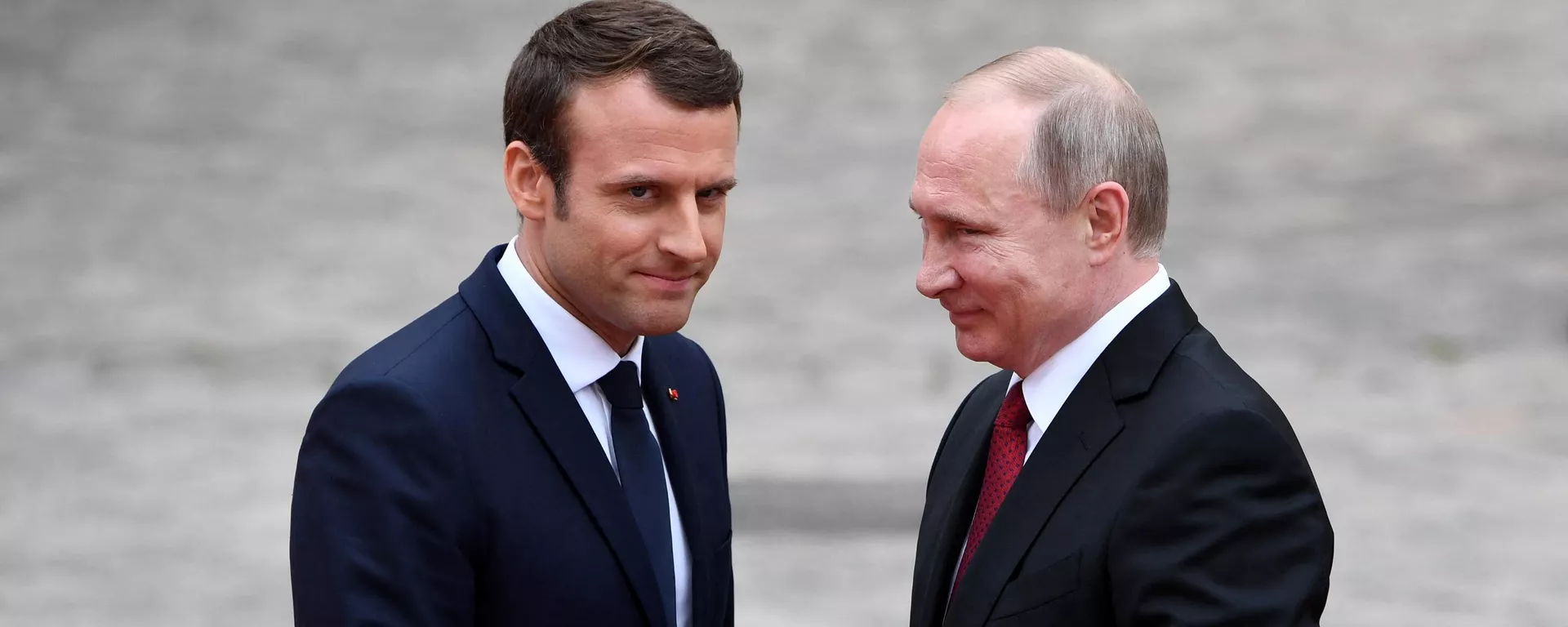 Президент России Владимир Путин и президент Франции Эммануэль Макрон - Sputnik Латвия, 1920, 07.02.2022