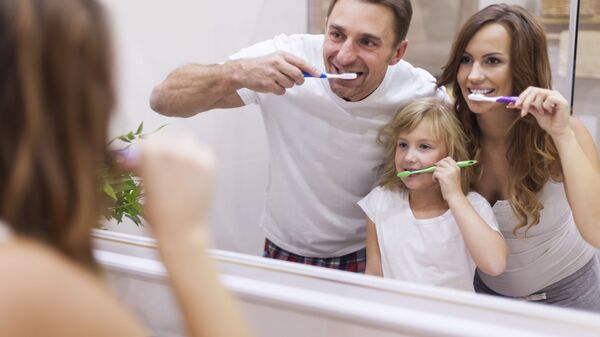 Семья чистит зубы в ванной перед зеркалом - Sputnik Латвия
