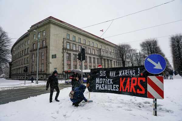 Акция протеста против антиковидных ограничений у здания кабинета министров в Риге. - Sputnik Латвия