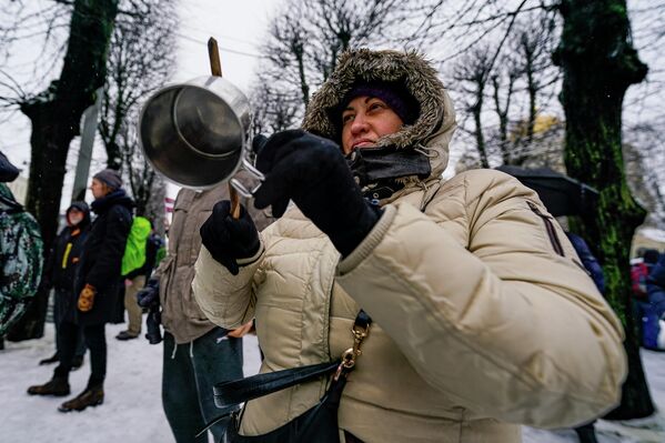 Некоторые участники протеста принесли с собой сковородки и кружки, по которым стучат железными ложками. - Sputnik Латвия